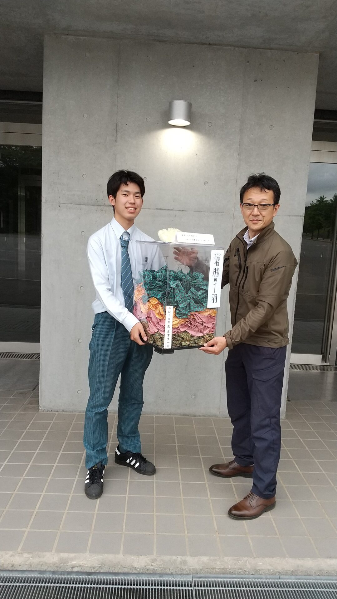 生徒会長と千羽鶴と先生の写真